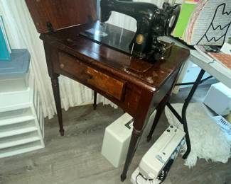 VINTAGE ELECTRIC SINGER IN CABINET