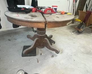 ROUND ANTIQUE TABLE (NEEDS TLC)