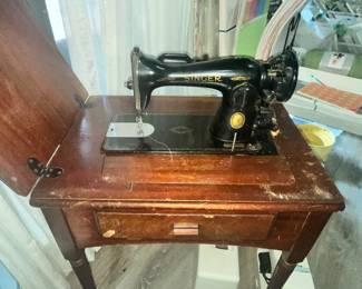 VINTAGE ELECTRIC SINGER SEWING MACHINE