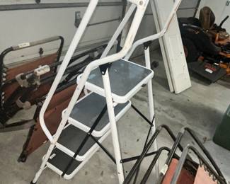 STEP LADDER