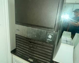 SMALL MANITOWOC ICE MACHINE