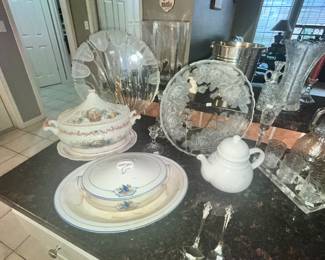 TUREENS & PLATTERS