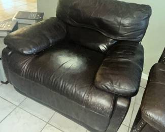 LARGE LEATHER RECLINER