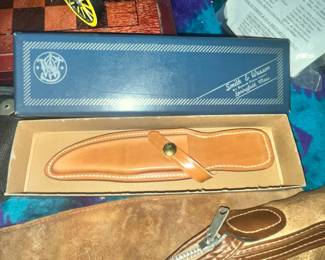 LIKE NEW SMITH & WESSON LEATHER SHEATH