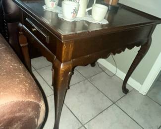 NICE QUEEN ANNE TABLE