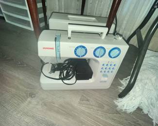 JANOME SEWING MACHINE w/ CASE