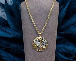 101 Vintage Floral Motif Necklace