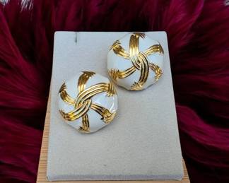 047 Ciner Vintage White Enamel Love Knot ClipOn Earrings