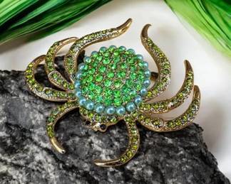 106 Spider Brooch With Green Rhinestones Beautiful
