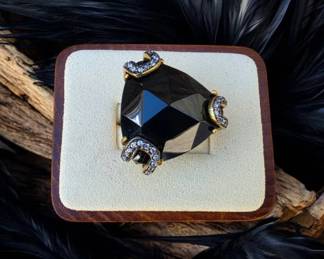 116 Vintage Geometric Onyx Ring With Horseshoes