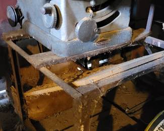 Tilt table saw