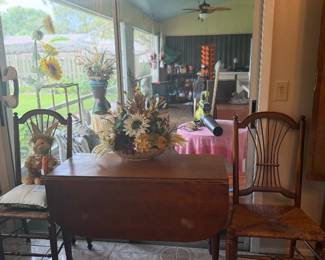 Drop leaf table