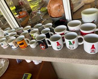 Lots of coffee mugs