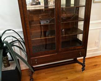 ANTIQUE OAK CHINA CABINET WITH BARLEY TWIST LEGS.