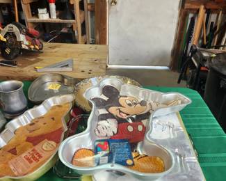 Mickey and Winnie cake pans 