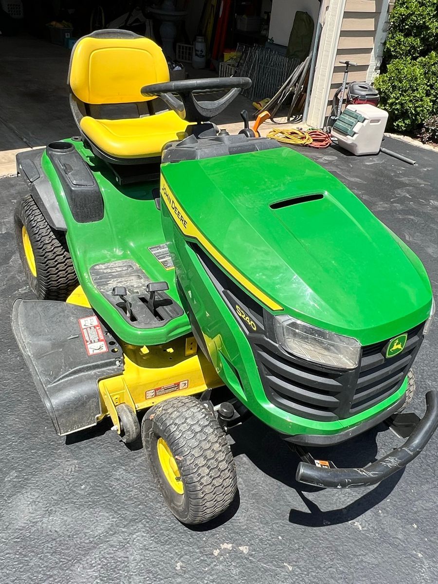 John Deere S240 Lawn Tractor
