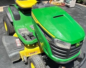 John Deere S240 Lawn Tractor