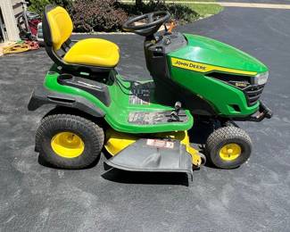 John Deere S240 Lawn Tractor