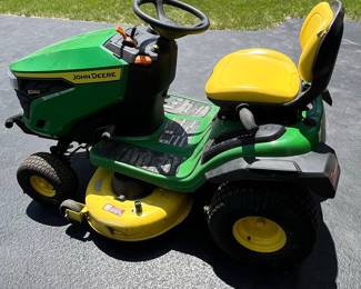 John Deere S240 Lawn Tractor