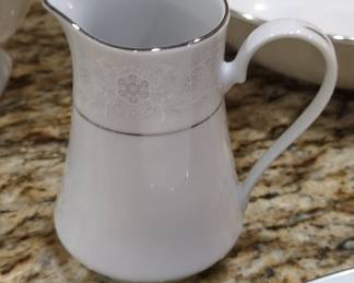 Crown Ming Queen's Lace Creamer