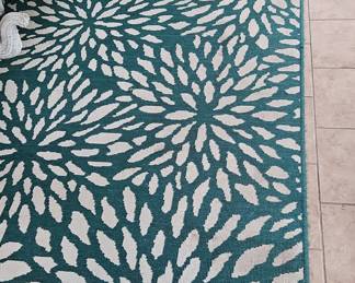 Teal and White "Maldives Aqua" Floral Indoor/Outdoor Rug