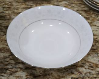Crown Ming Queen's Lace Serving Bowl
