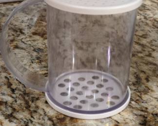 Pyrex 10 oz Shaker/Dredge with Parsley Lid