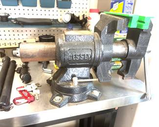 Bench vise