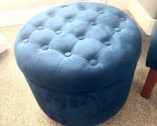 Button tufted storage ottoman