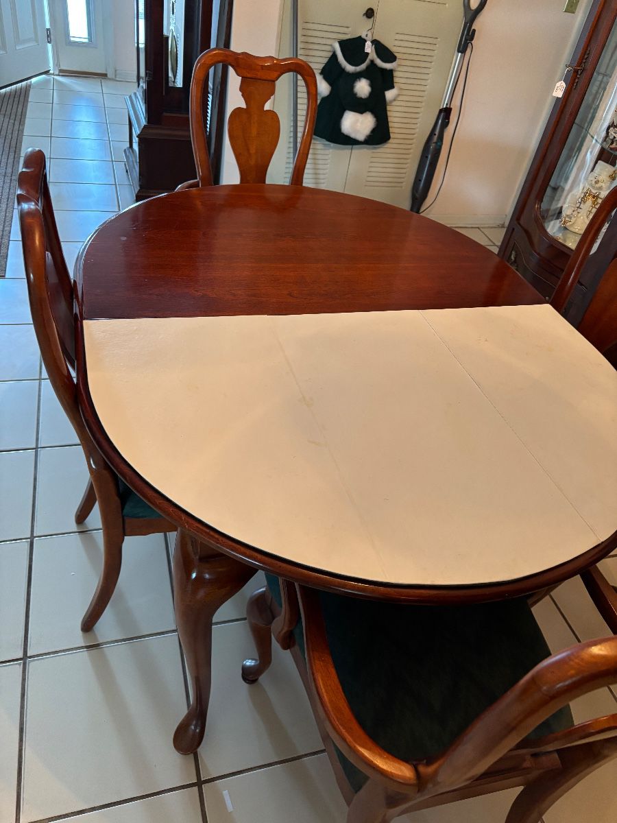 Dining room table comes with 2 leaves and the protector padding. 6 chairs, 2 with arms