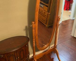 Standalone mirror