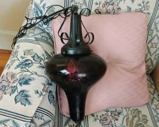 Look at that vintage hanging light!!!