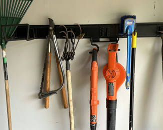 Lot 146: Assorted yard and garden tools