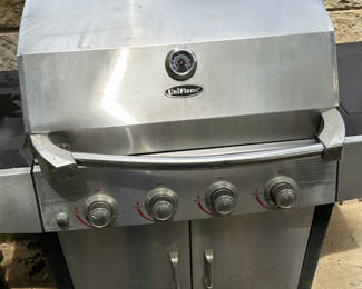 Lot 138: Stainless steel UniFlame gas grill with propane tank