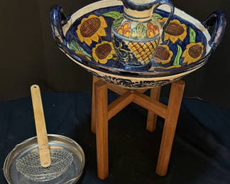 Lot 159: Sunflower-patterned ceramic bowl with matching pitcher on wooden stand