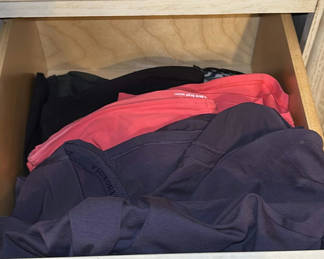 Lot 27: Assorted women's clothing items