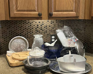 Lot 207: Assorted kitchenware and small appliances