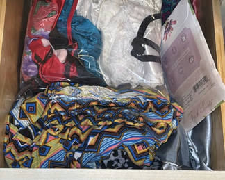 Lot 39: Assorted women's clothing and lingerie set