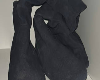 Lot 59: Assorted women's suede boots