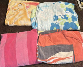 Lot 40: Assorted children's towels with varied prints