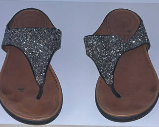 Lot 47: Assorted women's sandals and flip-flops