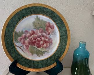 American Atelier Lattice Fruit Decorative Plates with Grapes Motif fourth image