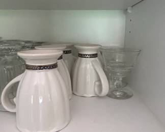Assorted Glassware and Ceramic Mugs third image