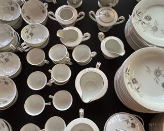 Noritake Rosamor China Dinnerware Set fourth image