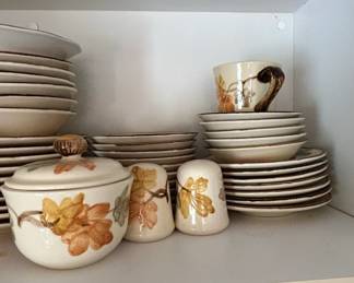 Metlox Poppytrail California Woodland Gold Autumn Leaf Pattern Dinnerware Set third image
