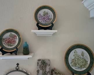 American Atelier Lattice Fruit Decorative Plates with Grapes Motif