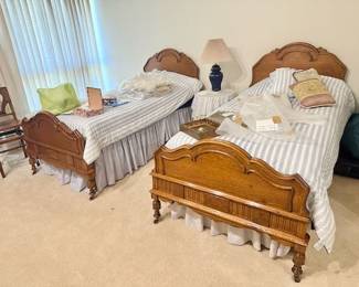 VINTAGE OAK TWIN BEDS