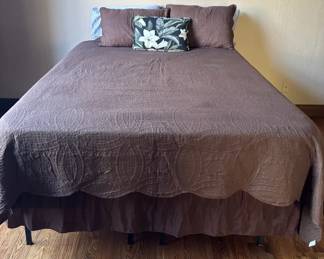Sleepy Brand Queen Bed W Linens