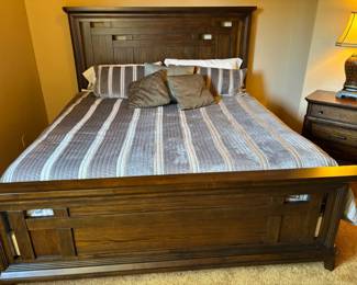 King Bed  Sterns  Foster With Linens