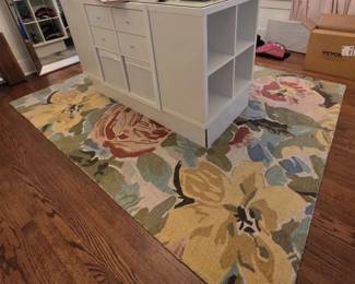 7X9 Floral woven rug, like new